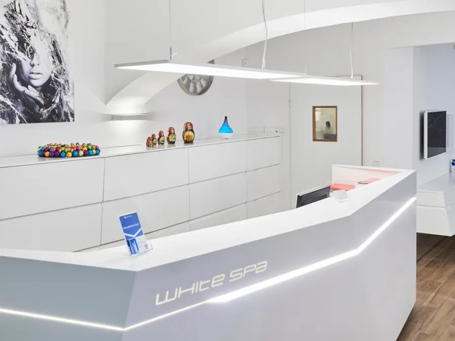 Empfang der WHITE Spa Zahnarztpraxis